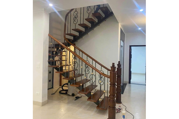 l&agrave;m cầu thang sắt y&ecirc;n b&aacute;i